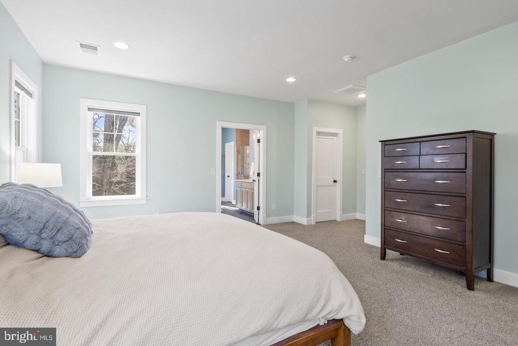 8633 FORT HUNT ROAD
