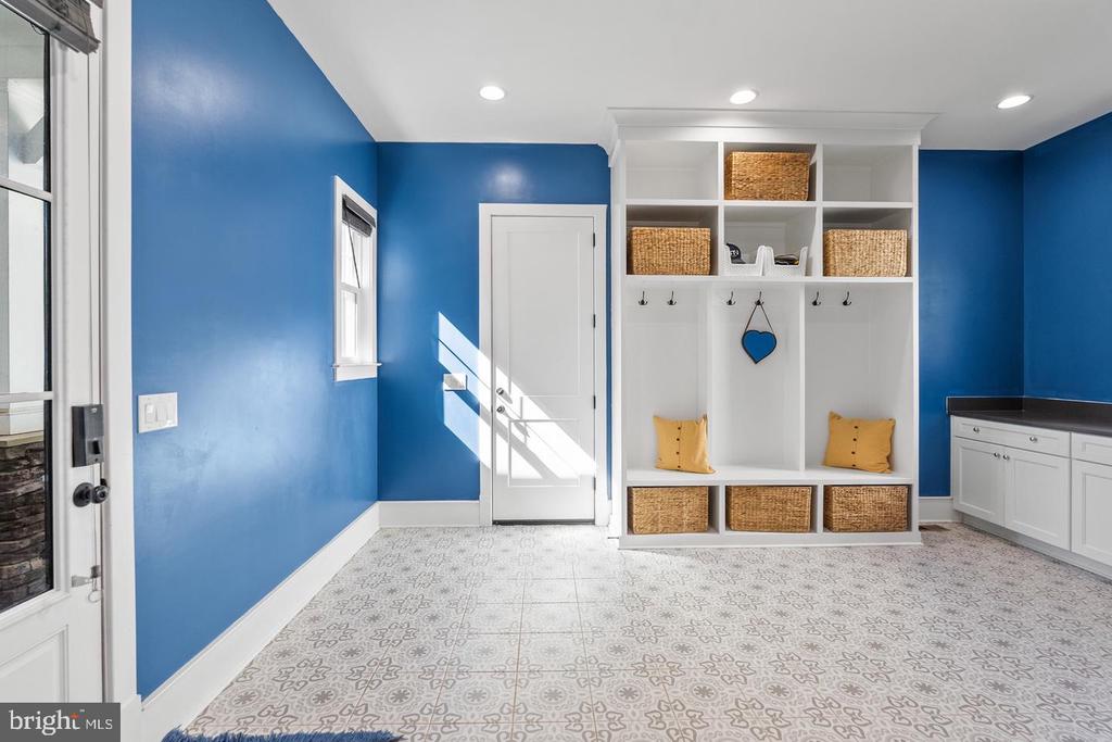8633 FORT HUNT ROAD