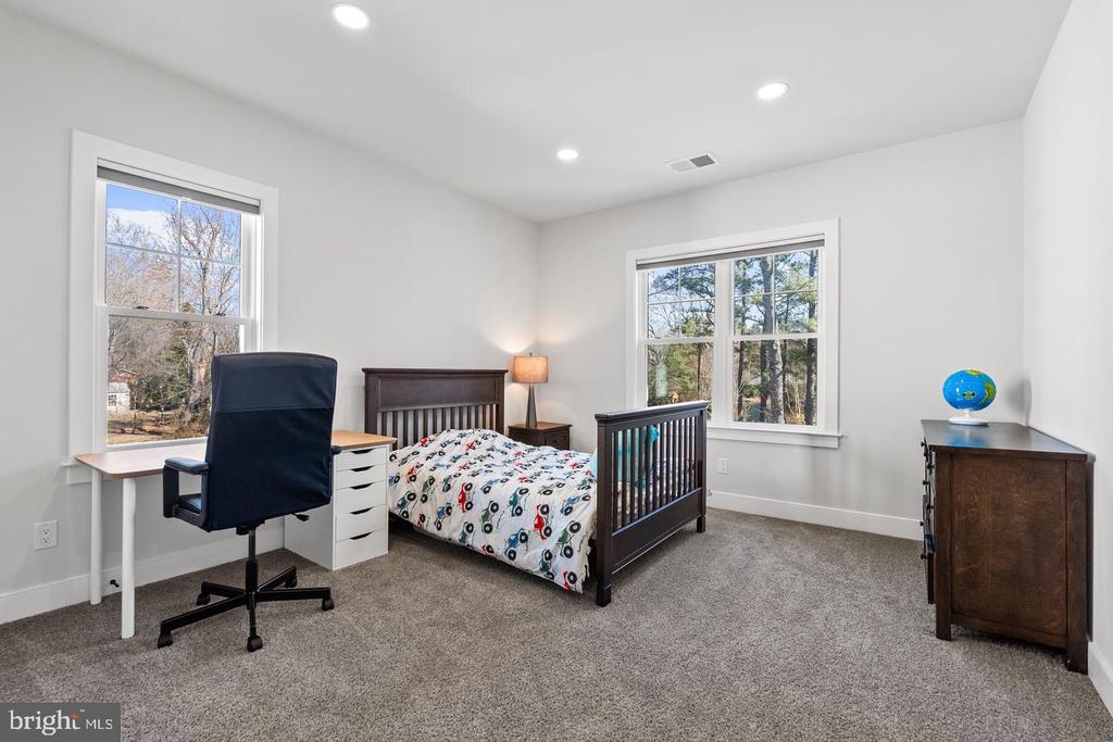 8633 FORT HUNT ROAD