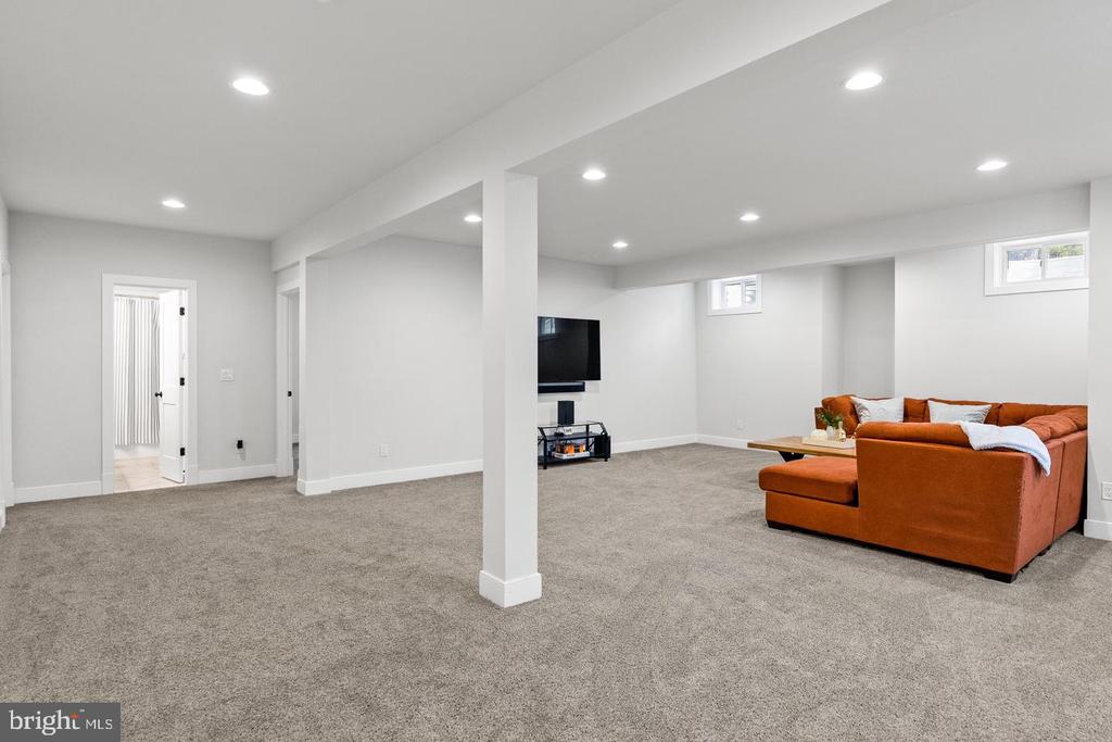 8633 FORT HUNT ROAD