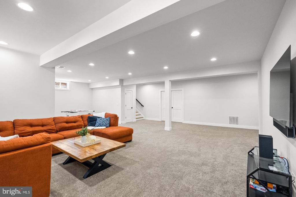 8633 FORT HUNT ROAD