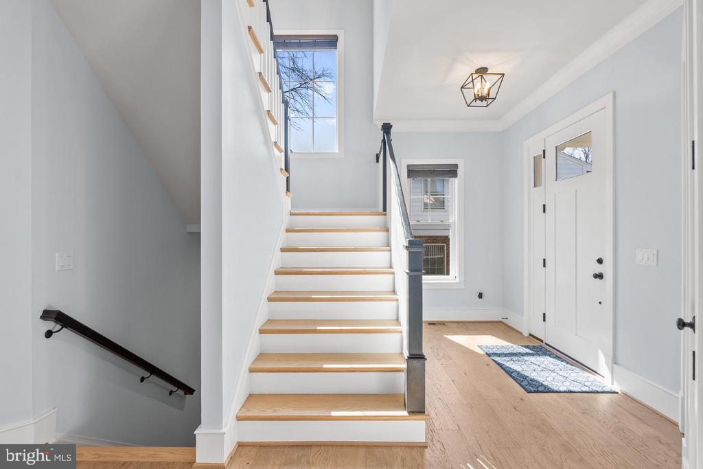 8633 FORT HUNT ROAD