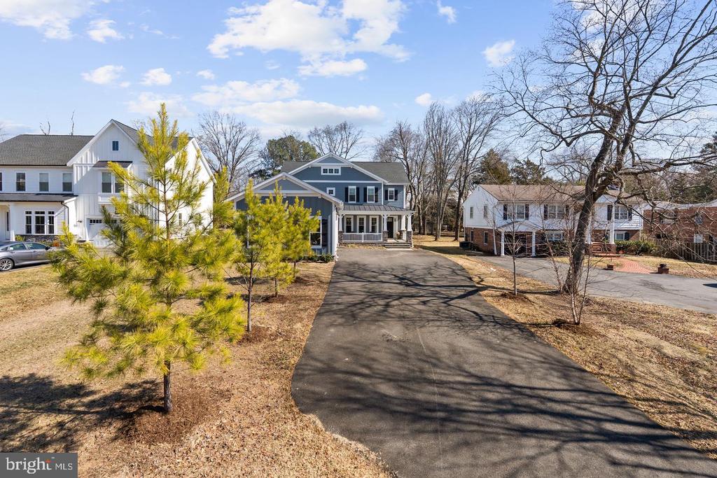 8633 FORT HUNT ROAD