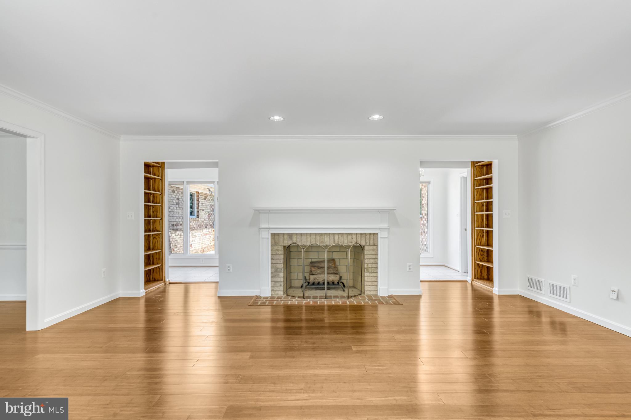 41911 Woodcrest Ln
