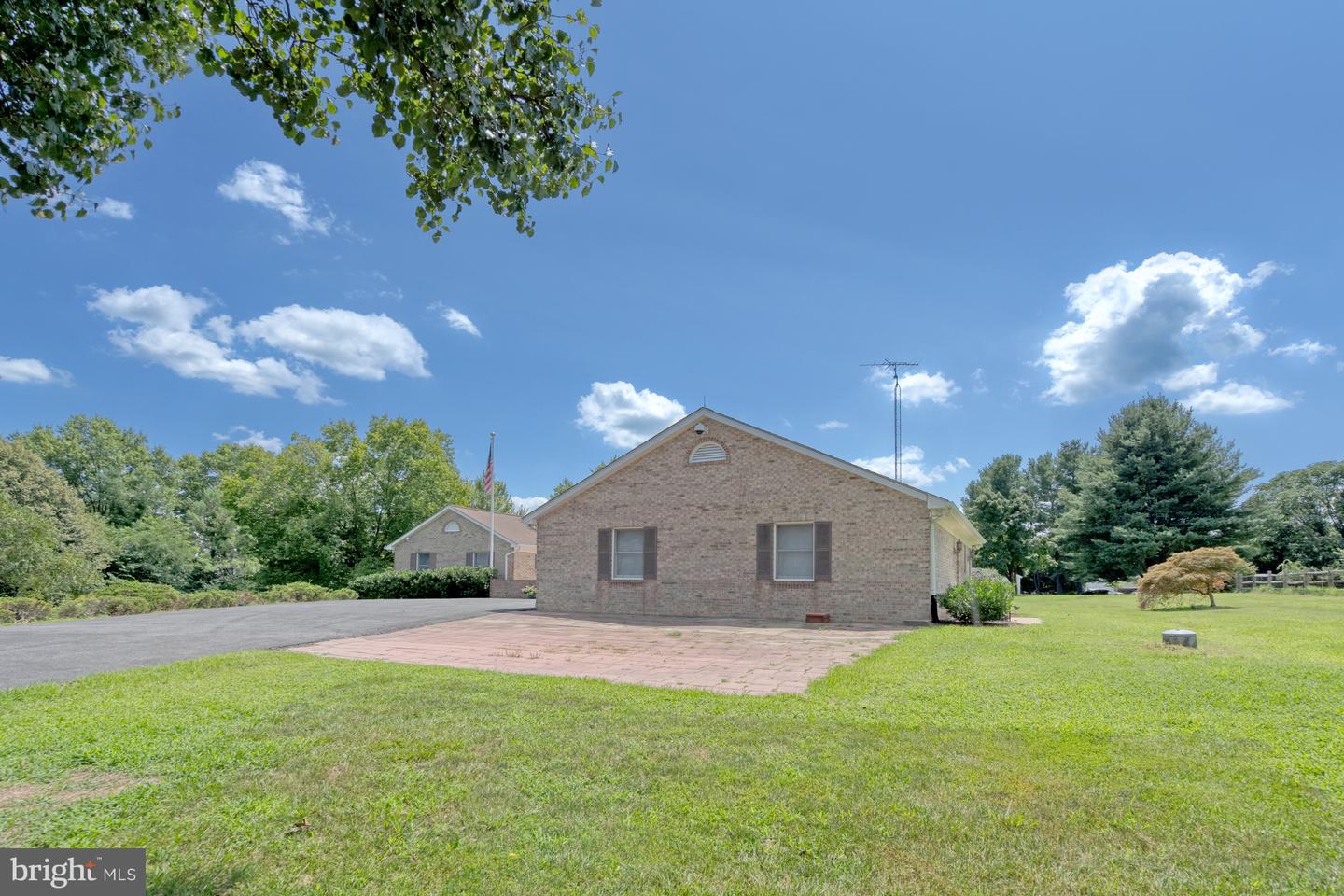 41911 Woodcrest Ln