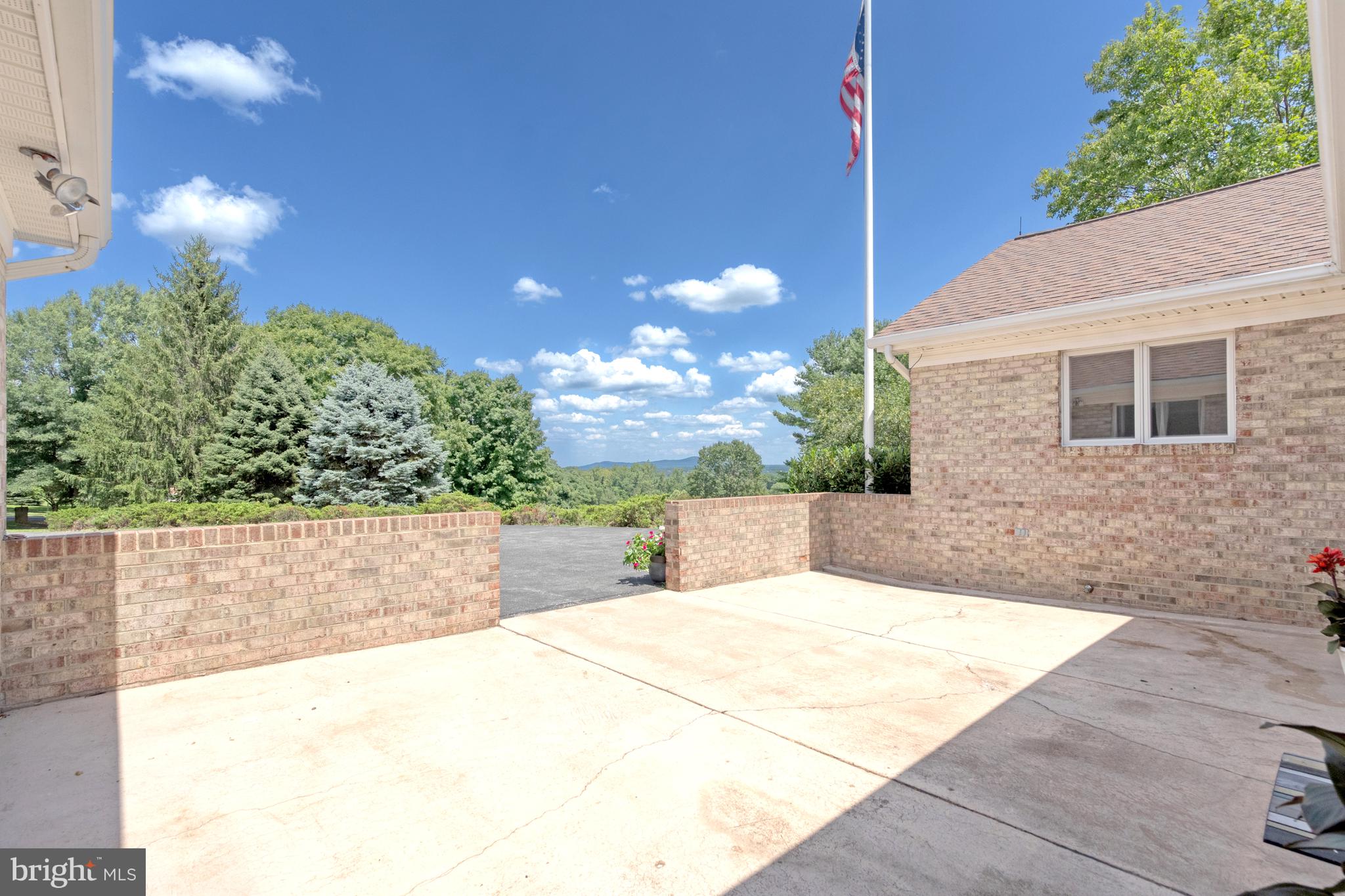 41911 Woodcrest Ln