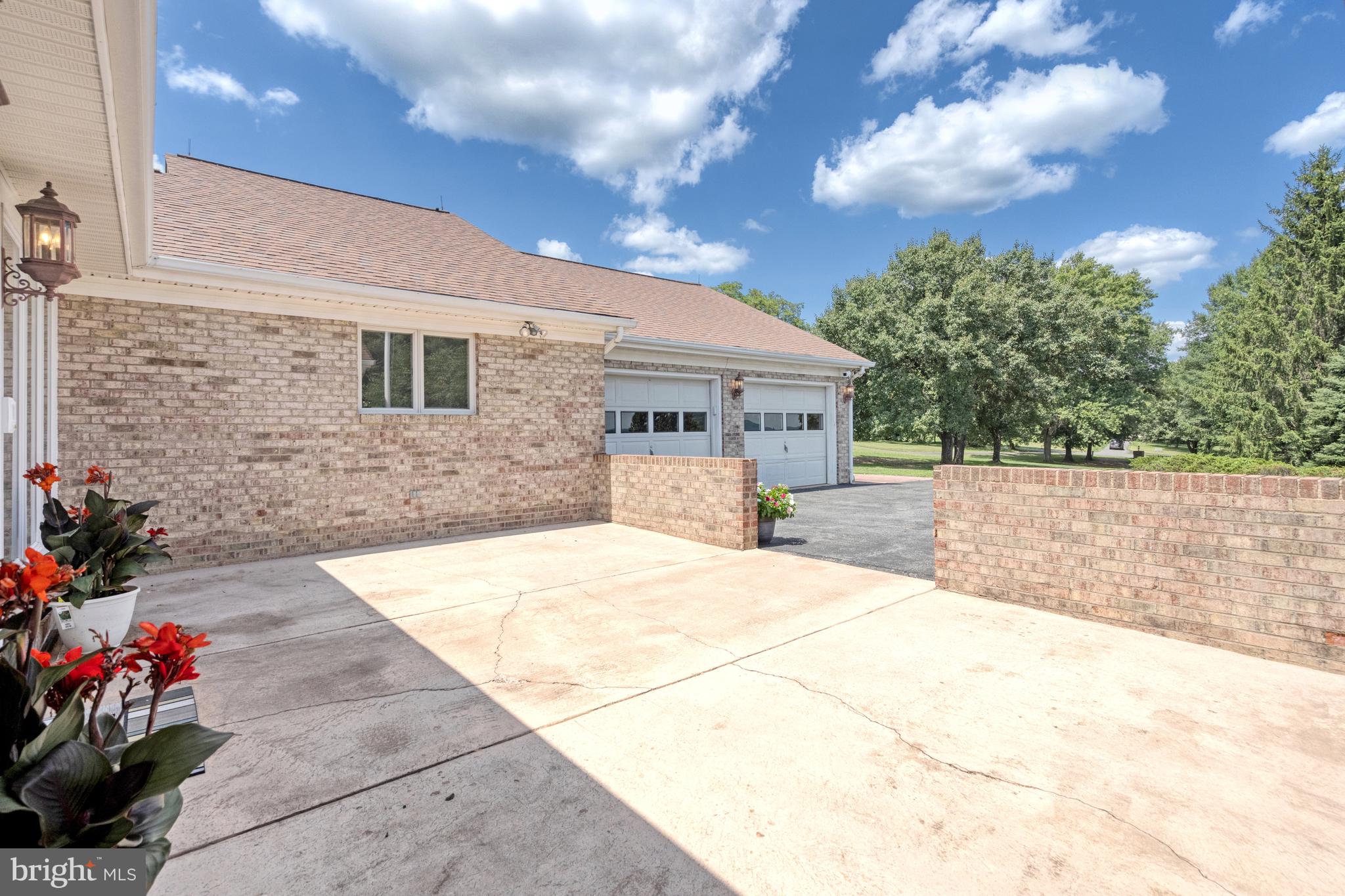 41911 Woodcrest Ln