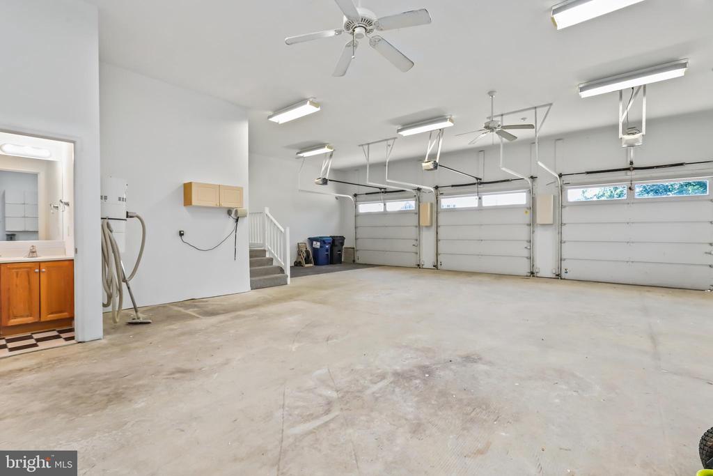 906 Bay St