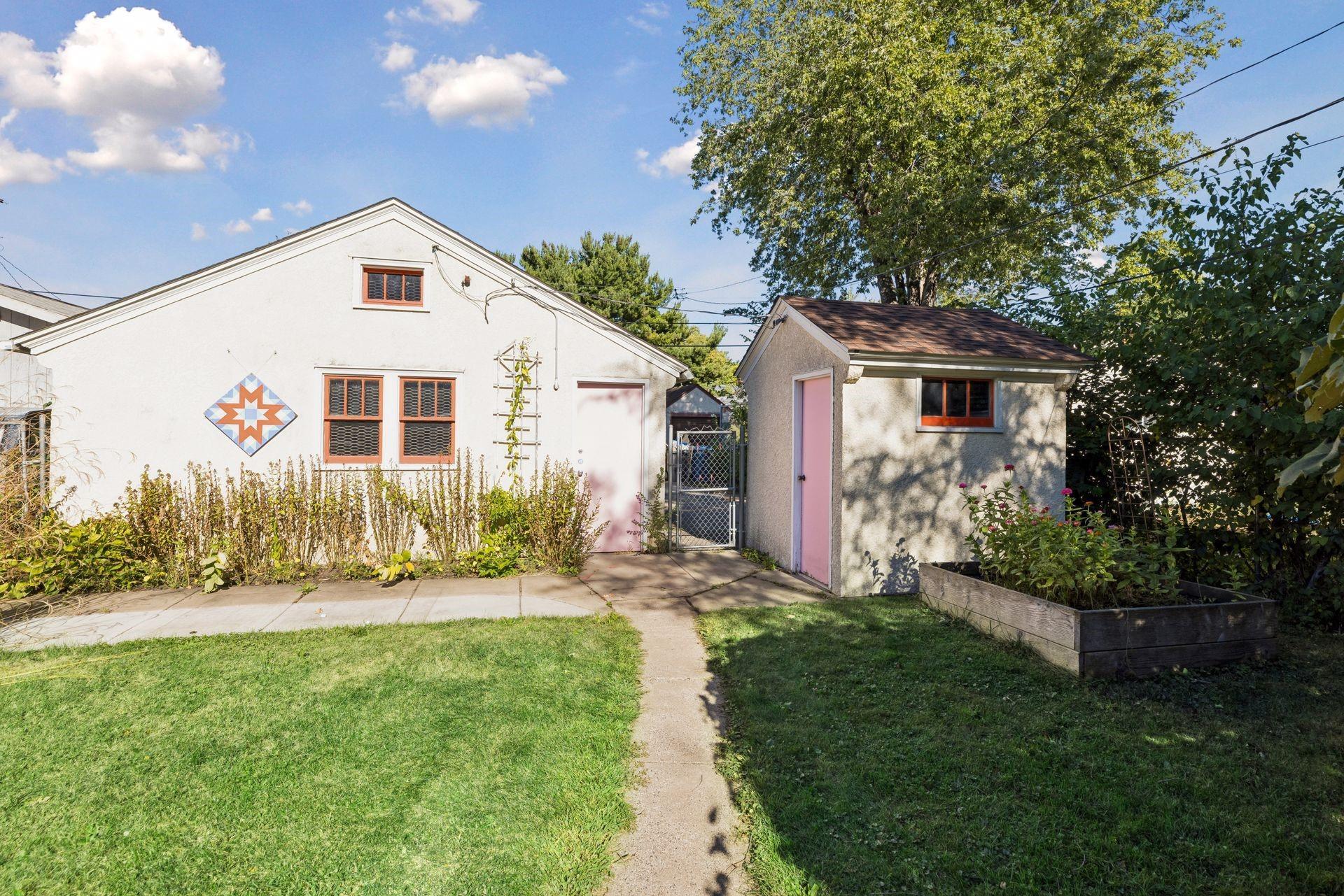 3947 Snelling Avenue