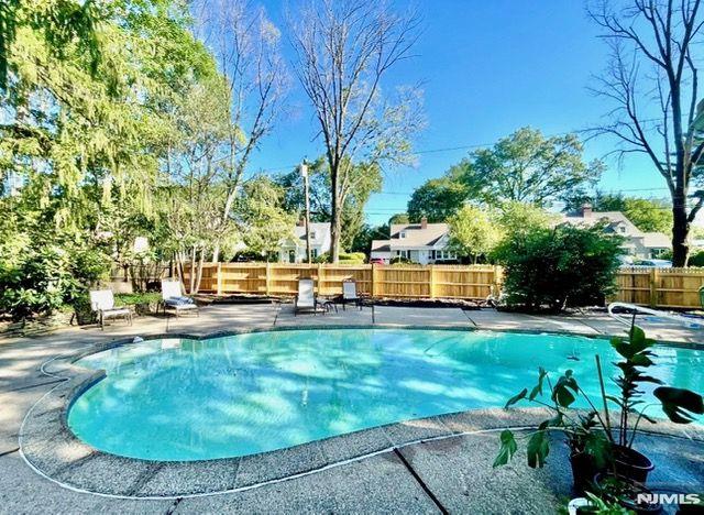 355 Kensington Drive