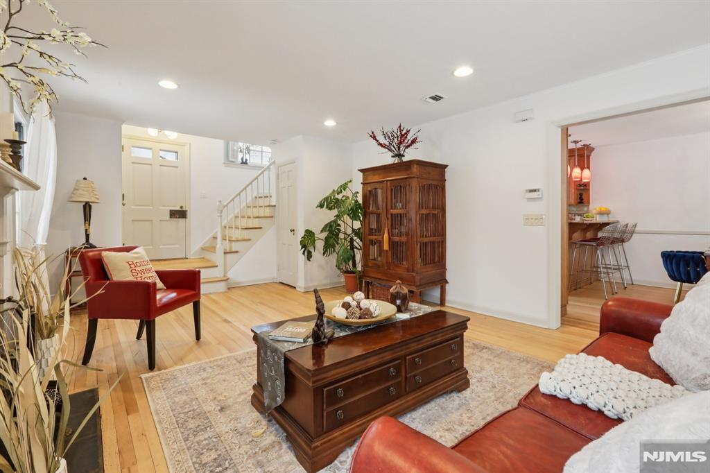 355 Kensington Drive