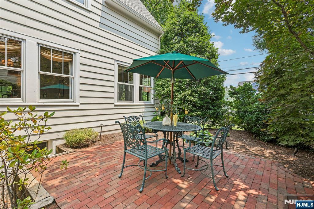86 Walthery Avenue
