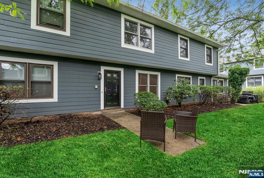 13 Briarwood Court E