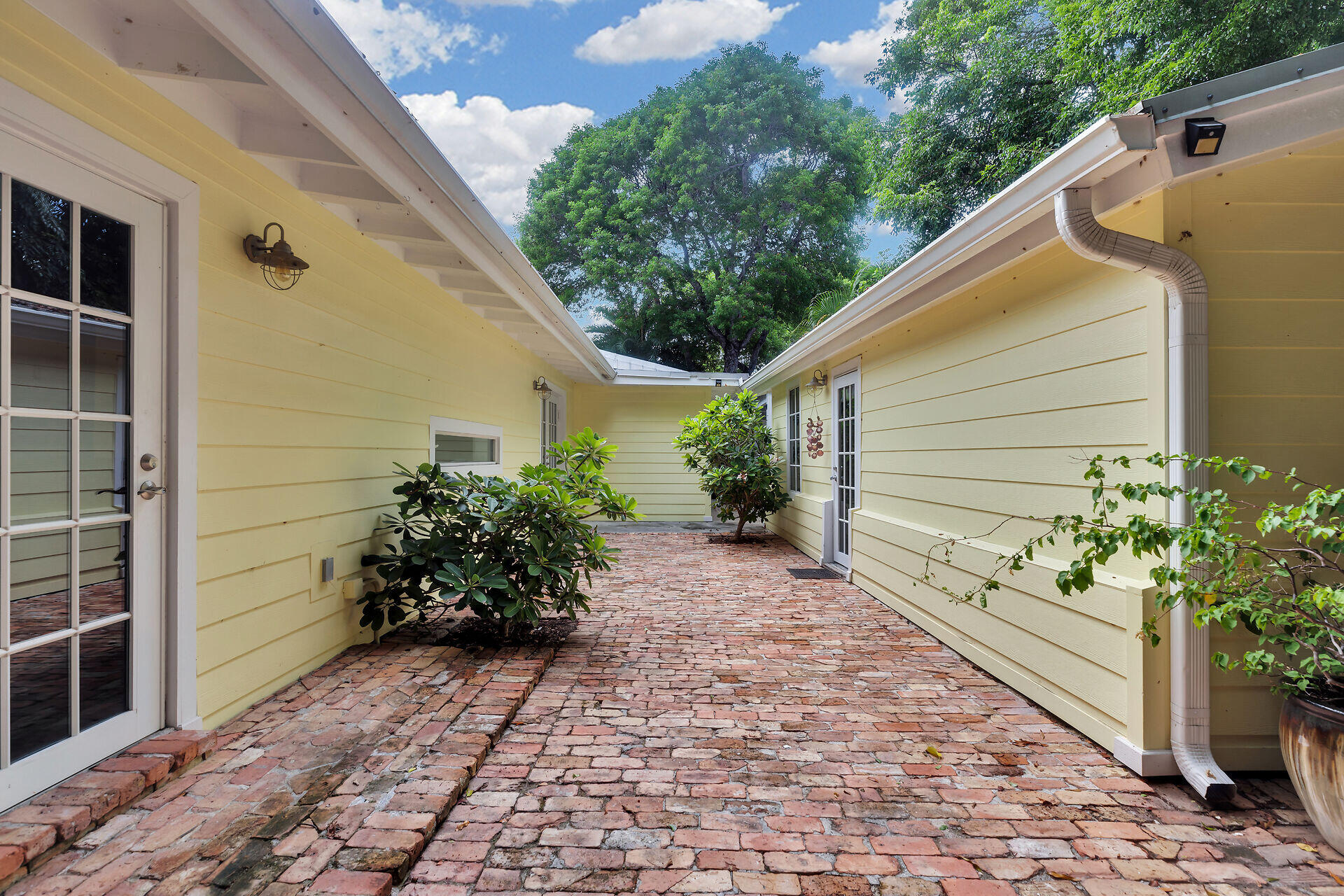 141 Plantation Boulevard