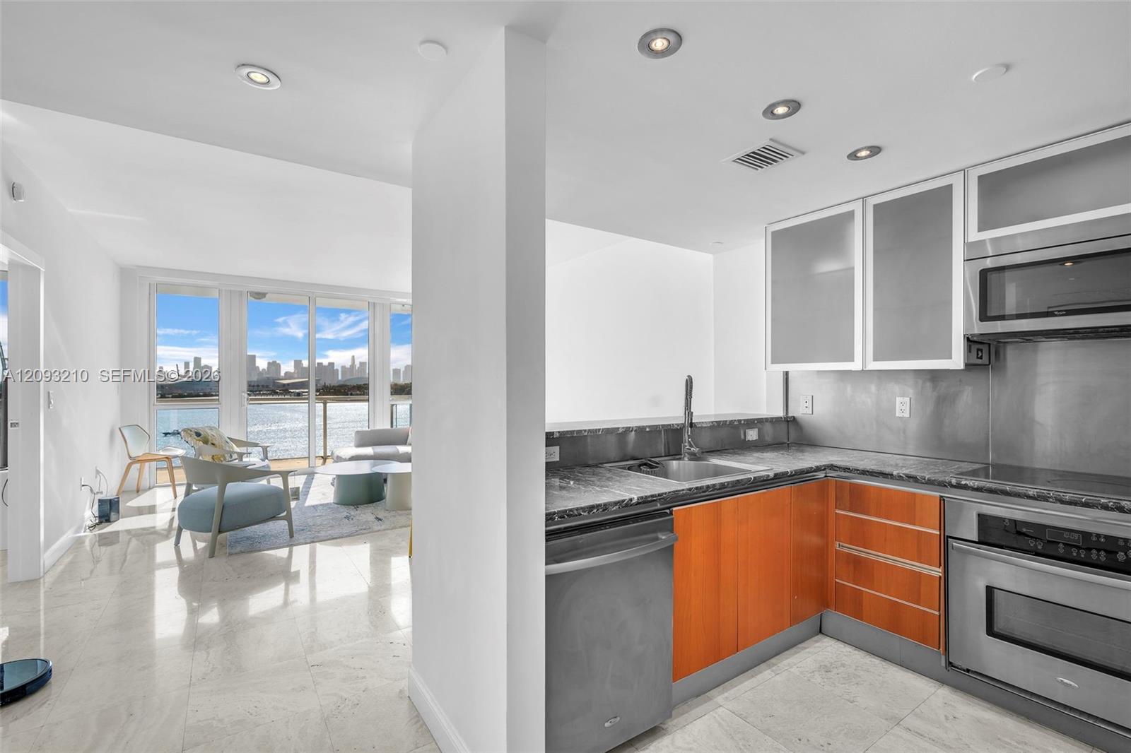 520 West Ave # 803