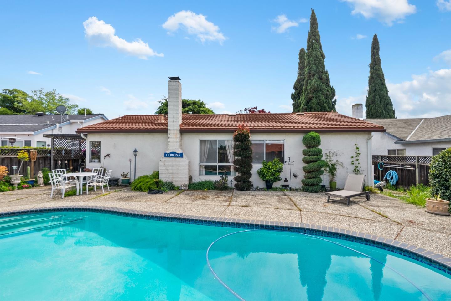 733 Covina WAY