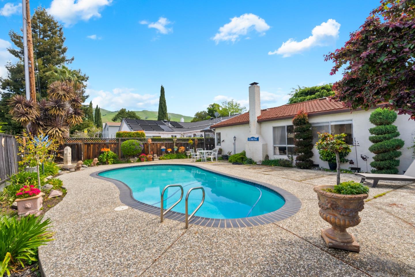 733 Covina WAY