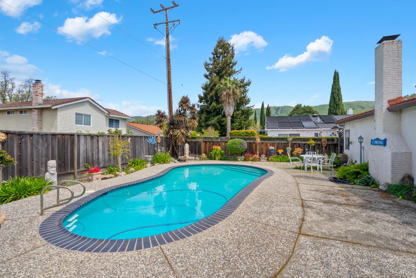 733 Covina WAY