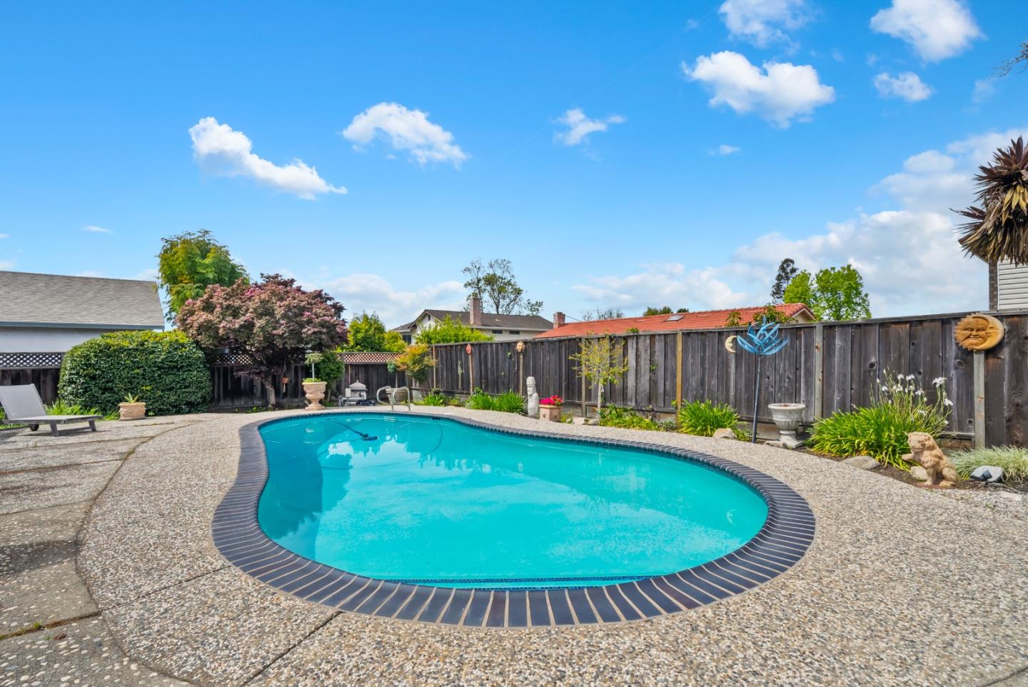 733 Covina WAY