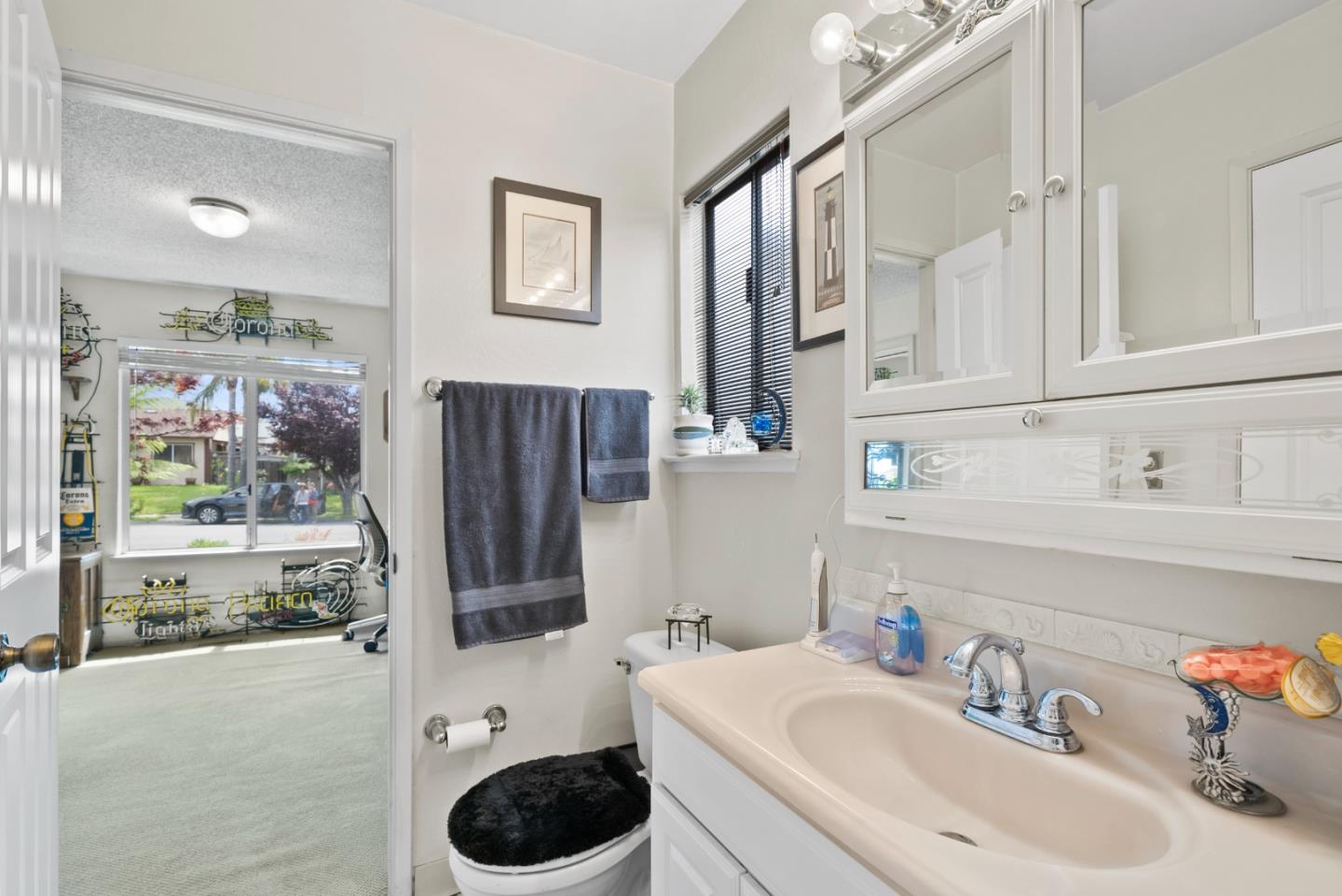 733 Covina WAY