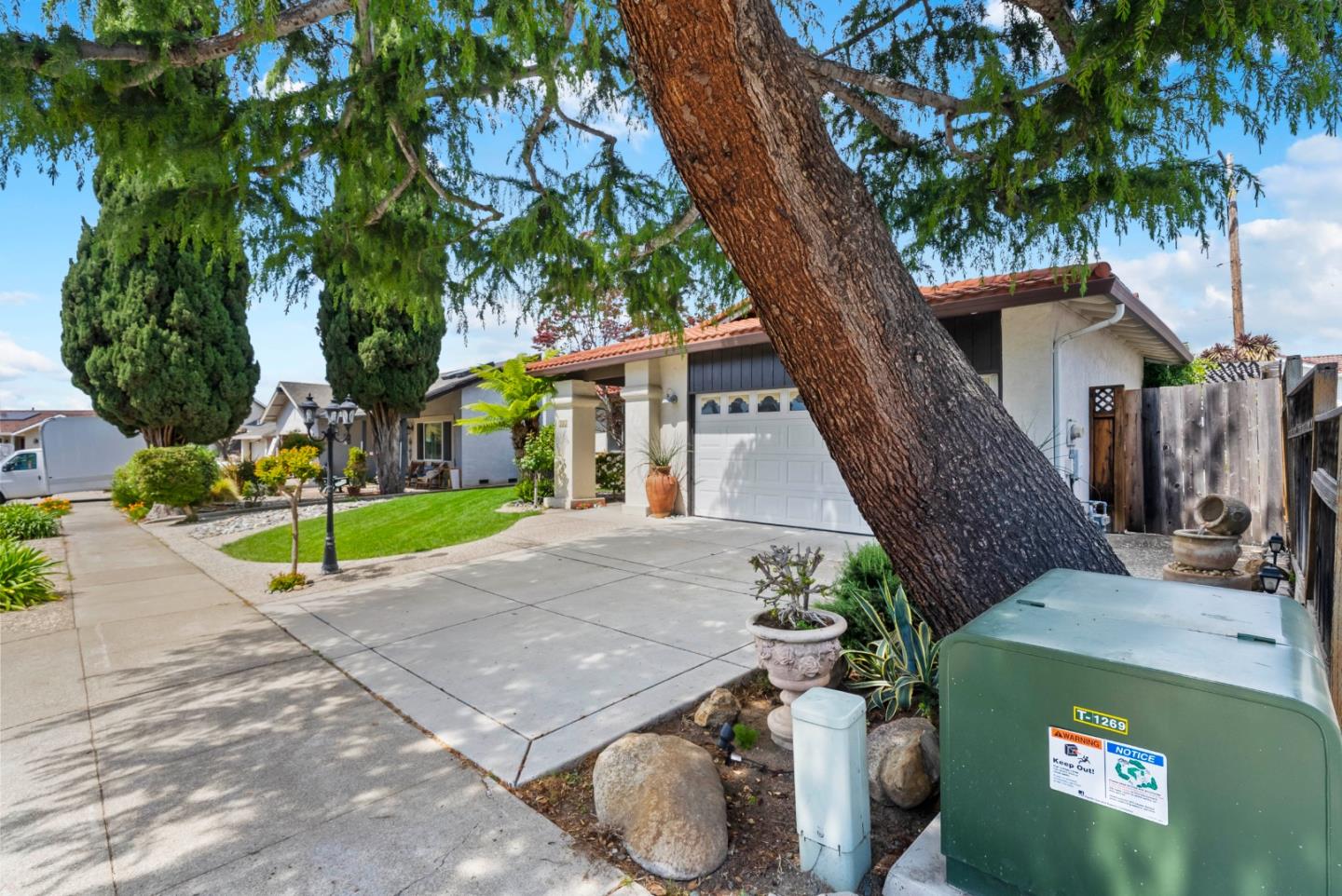 733 Covina WAY