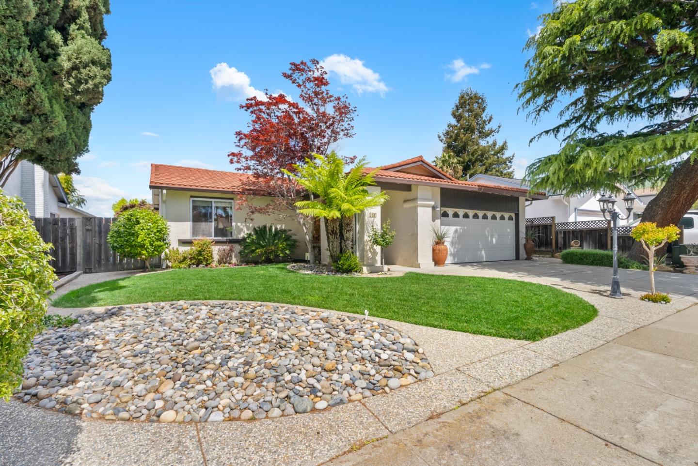 733 Covina WAY