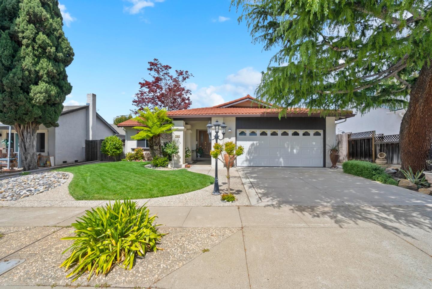 733 Covina WAY