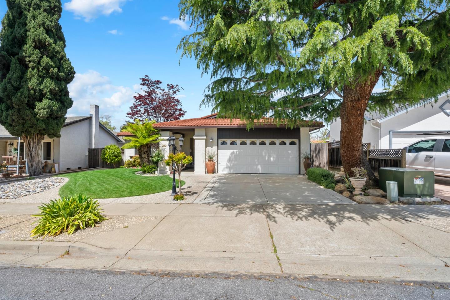 733 Covina WAY