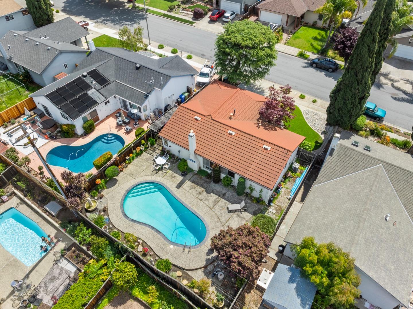 733 Covina WAY