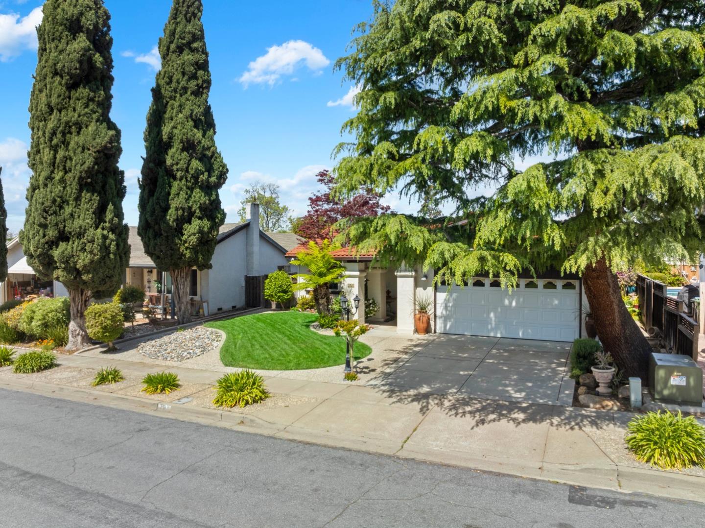 733 Covina WAY