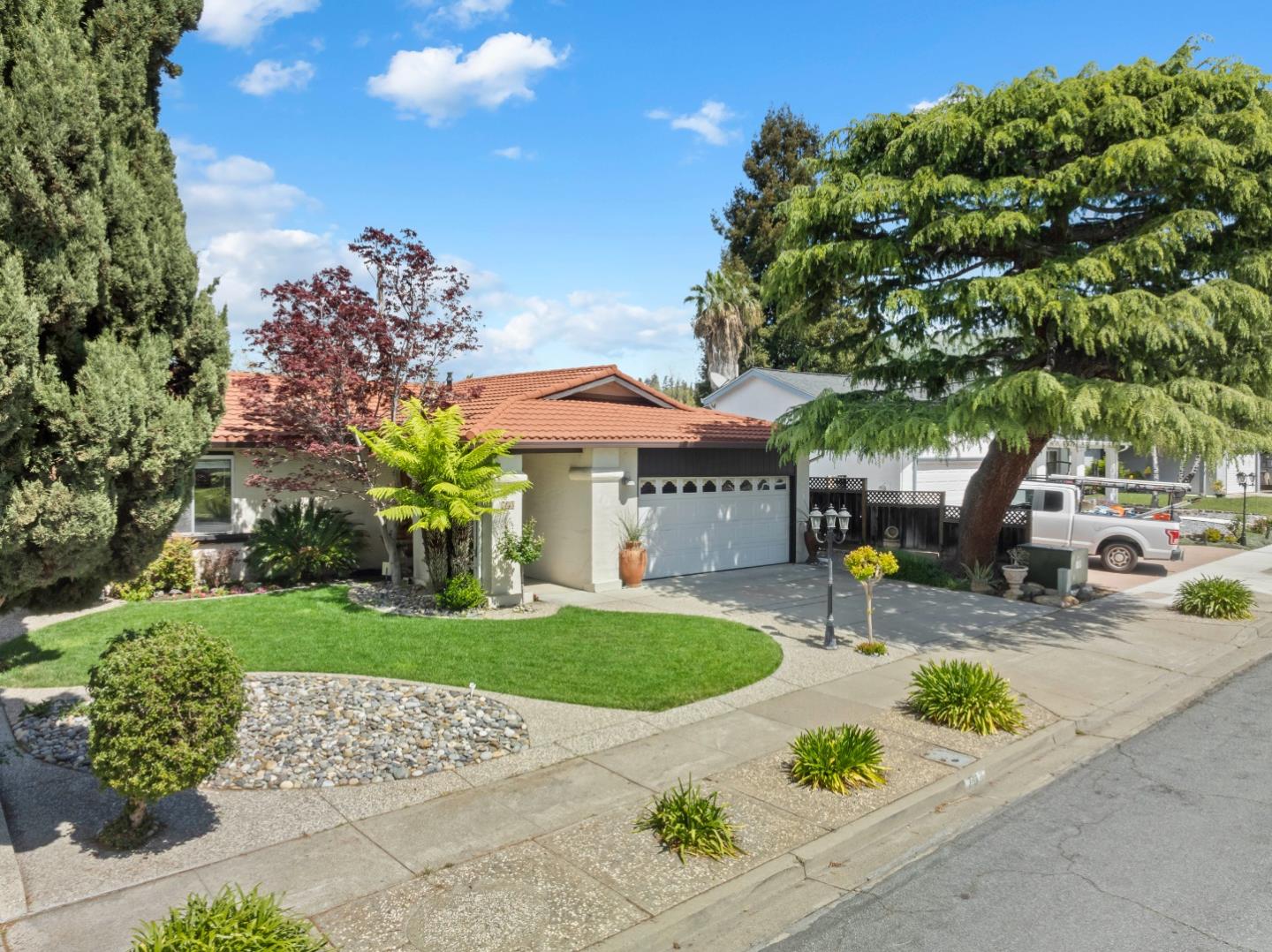 733 Covina WAY
