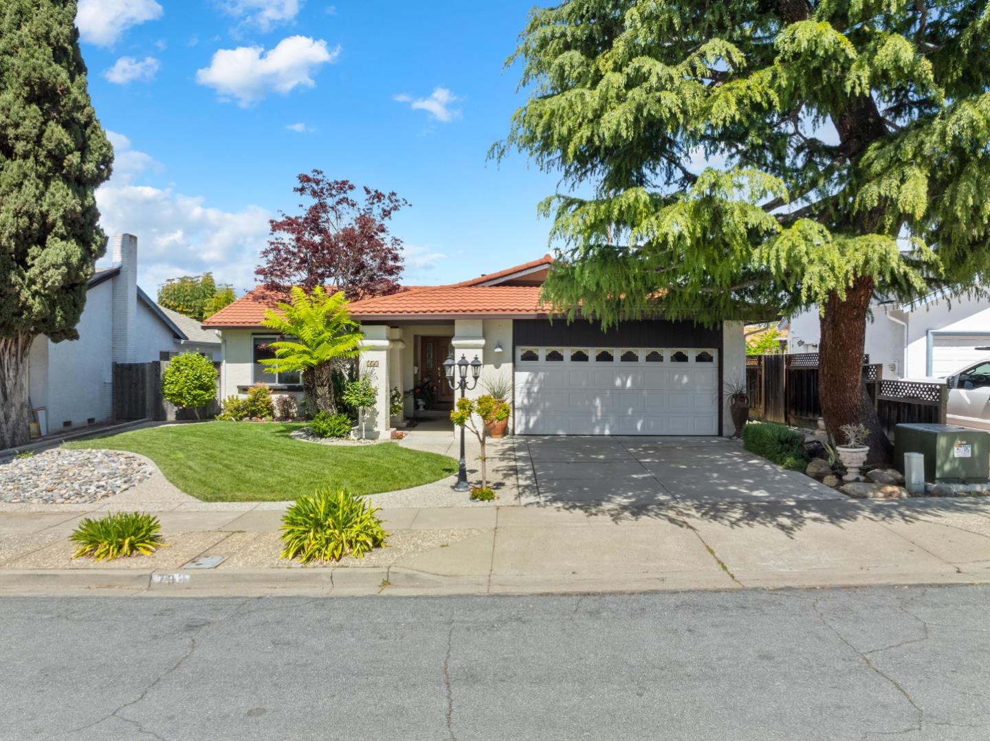 733 Covina WAY