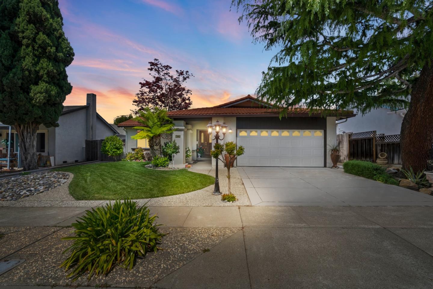 733 Covina WAY