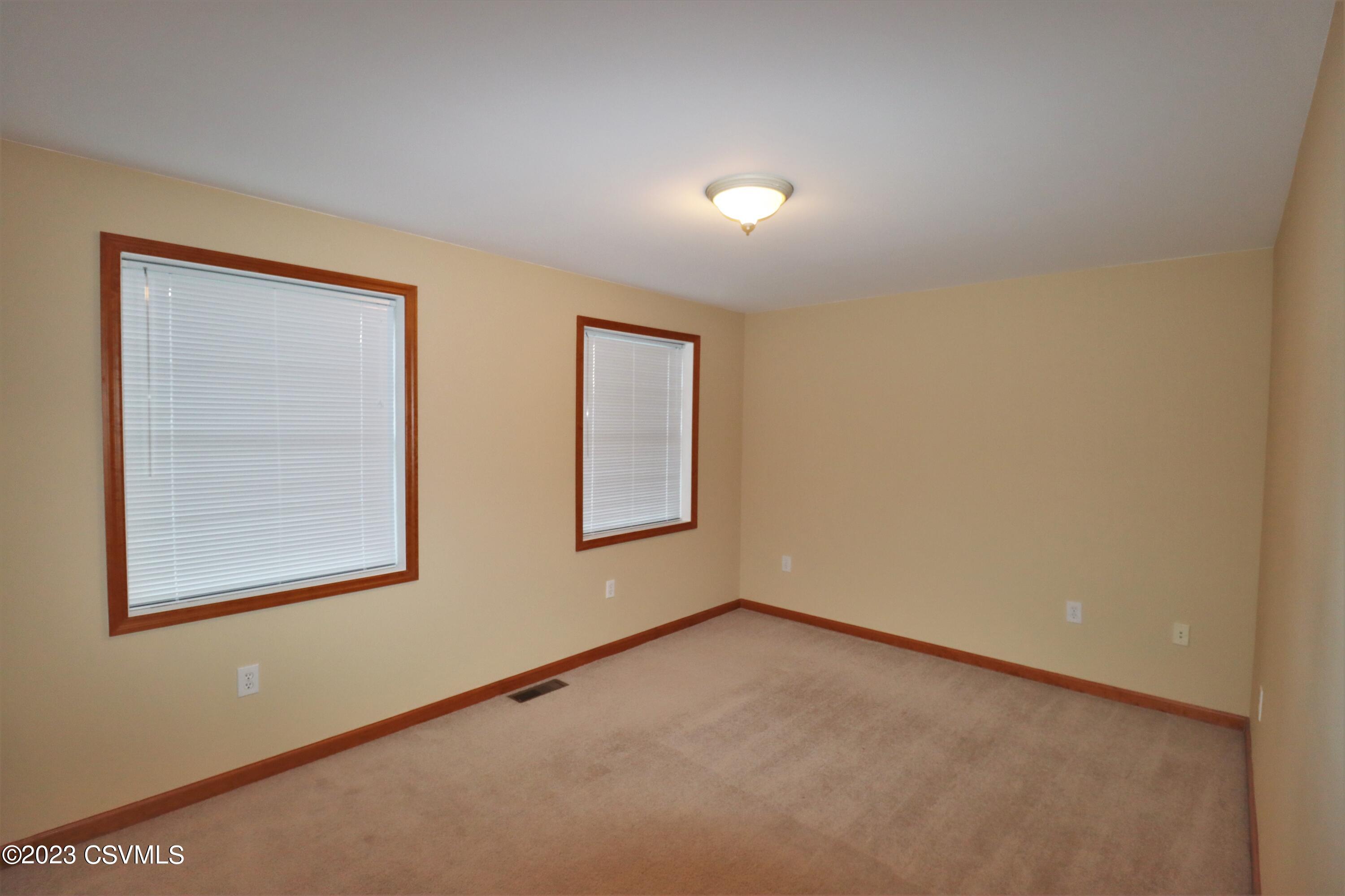 86 SANDRA LEE Boulevard