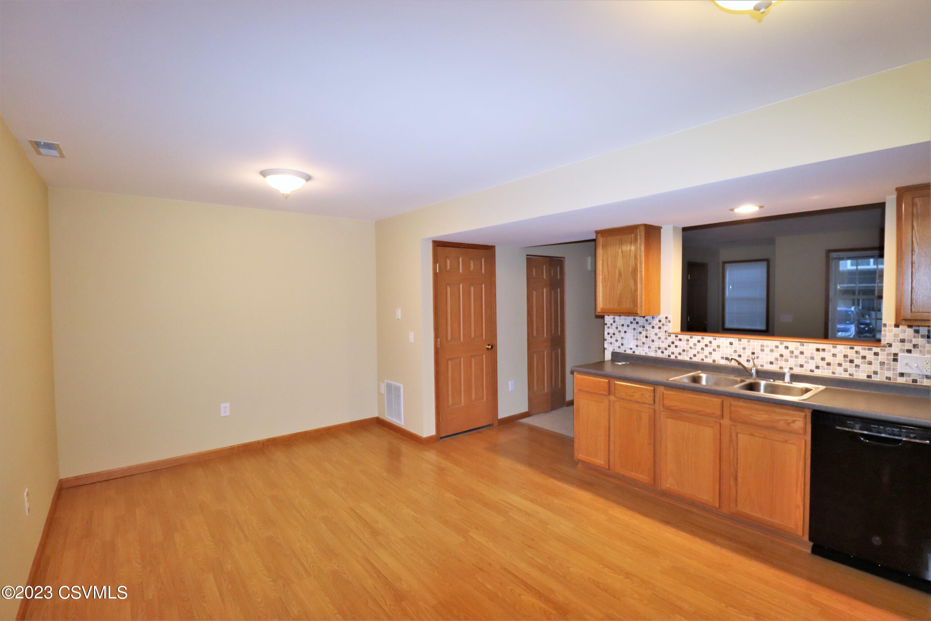 86 SANDRA LEE Boulevard