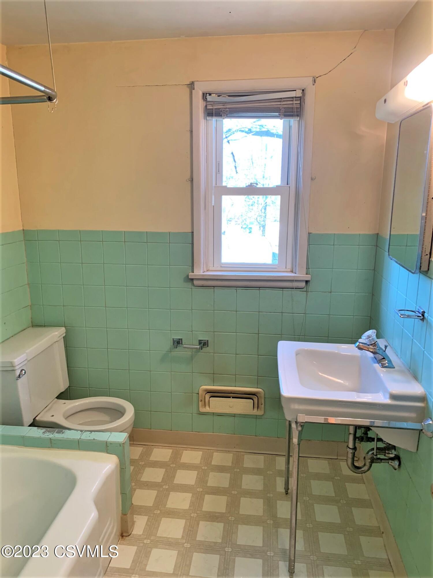 221 S 15TH Street