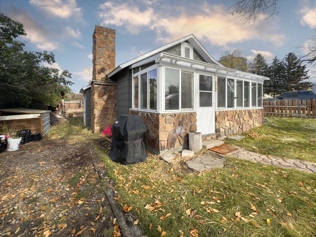 210 W Hamilton