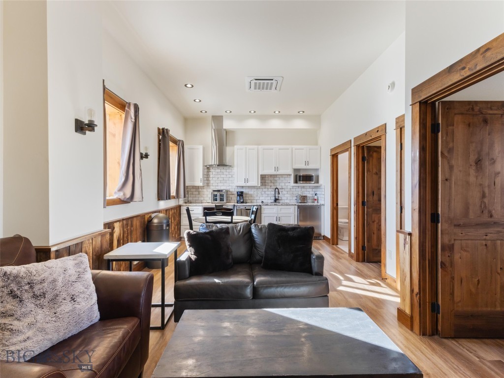 23 Caspari Way E
