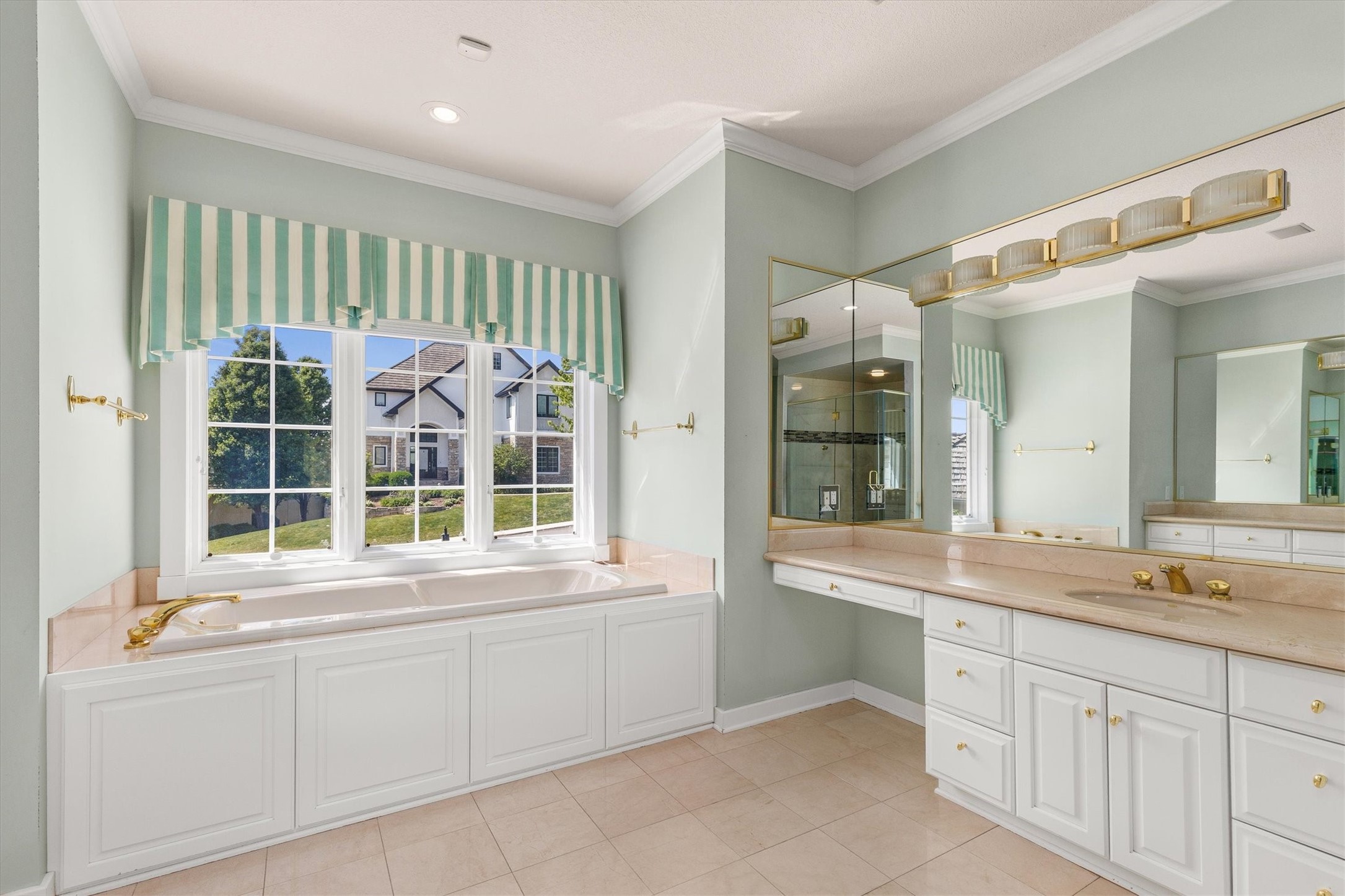 5576 Glen Oaks Point