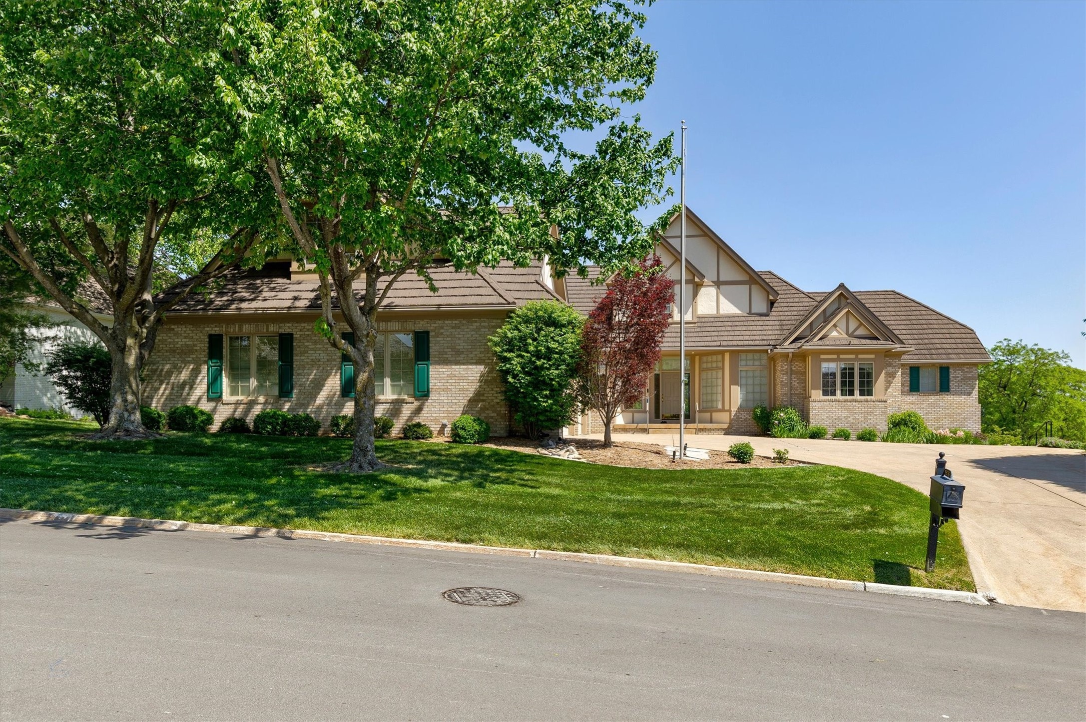 5576 Glen Oaks Point