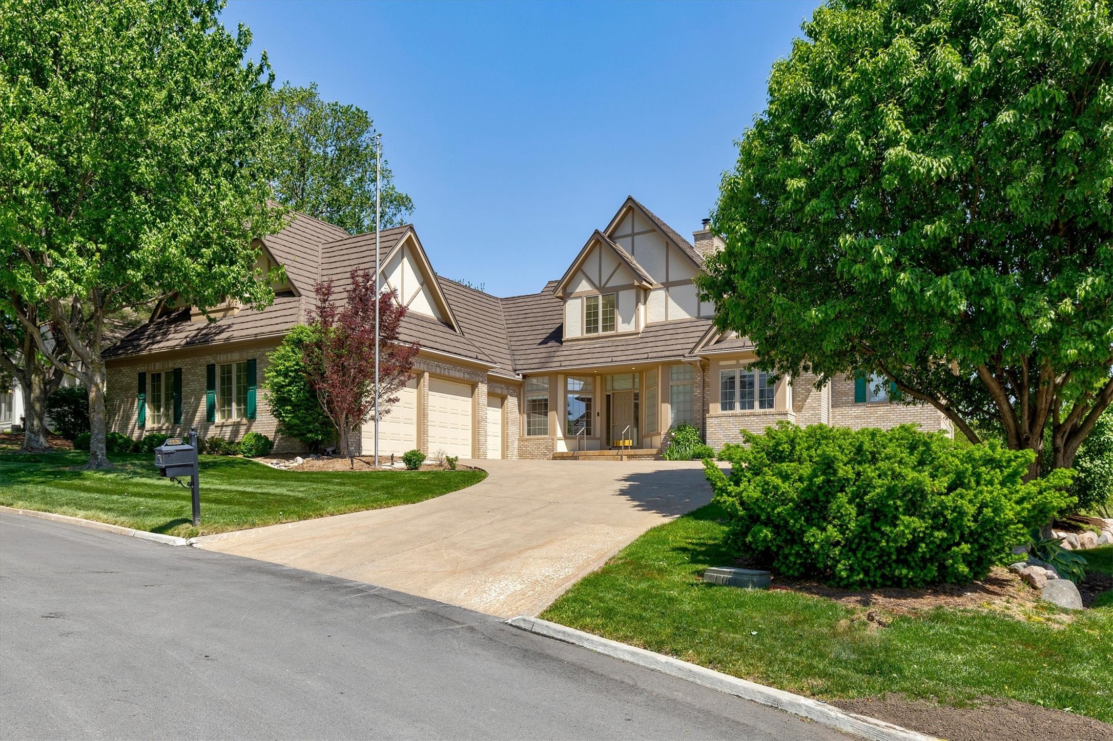 5576 Glen Oaks Point