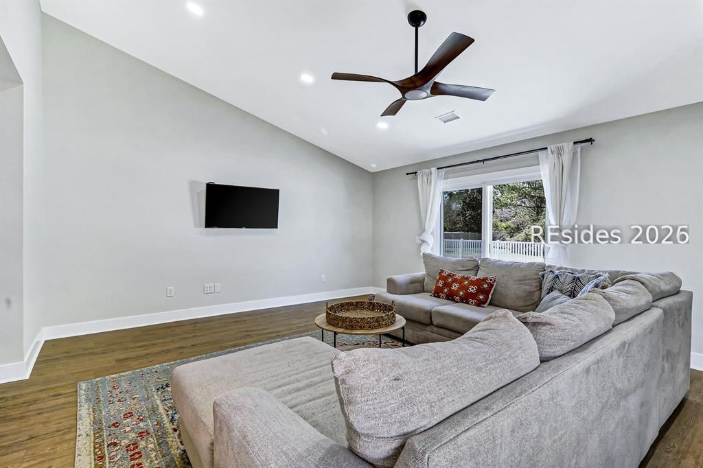 3 Lakeside Drive
