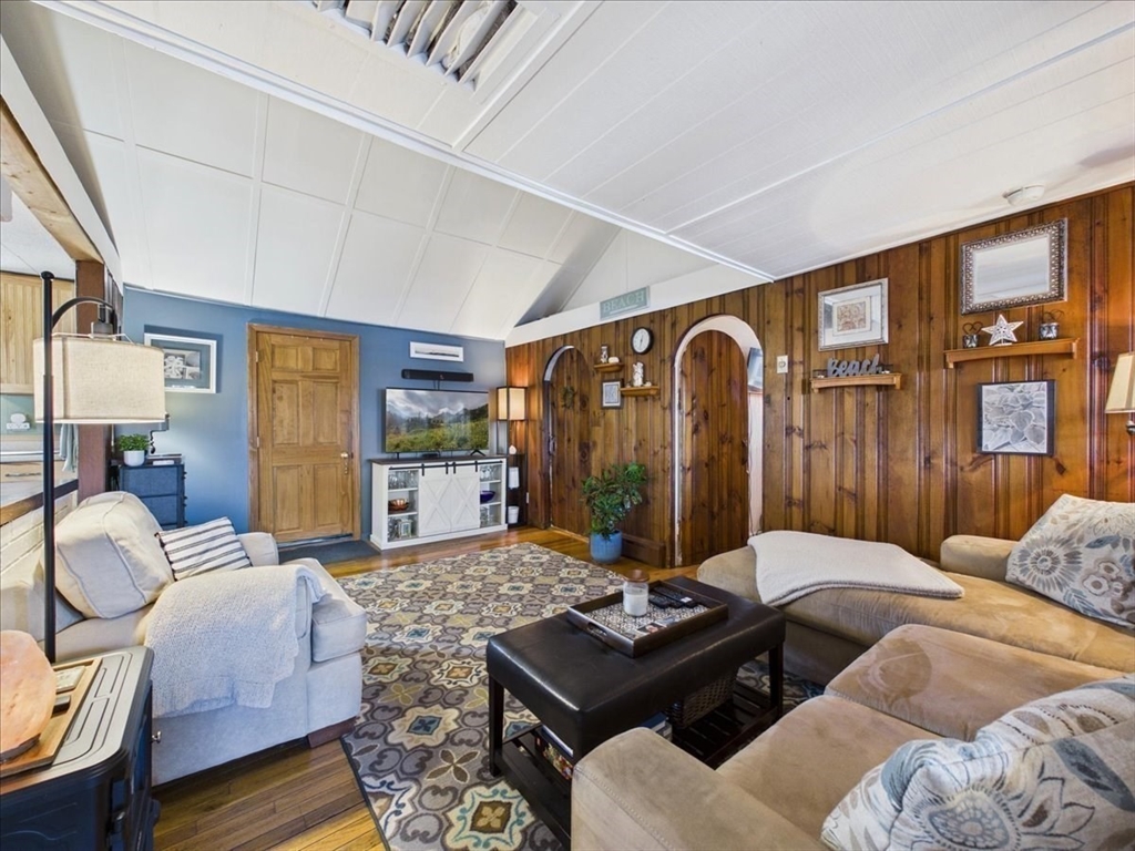 15 Shore Dr