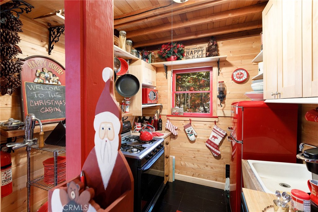 529 West Victoria Court