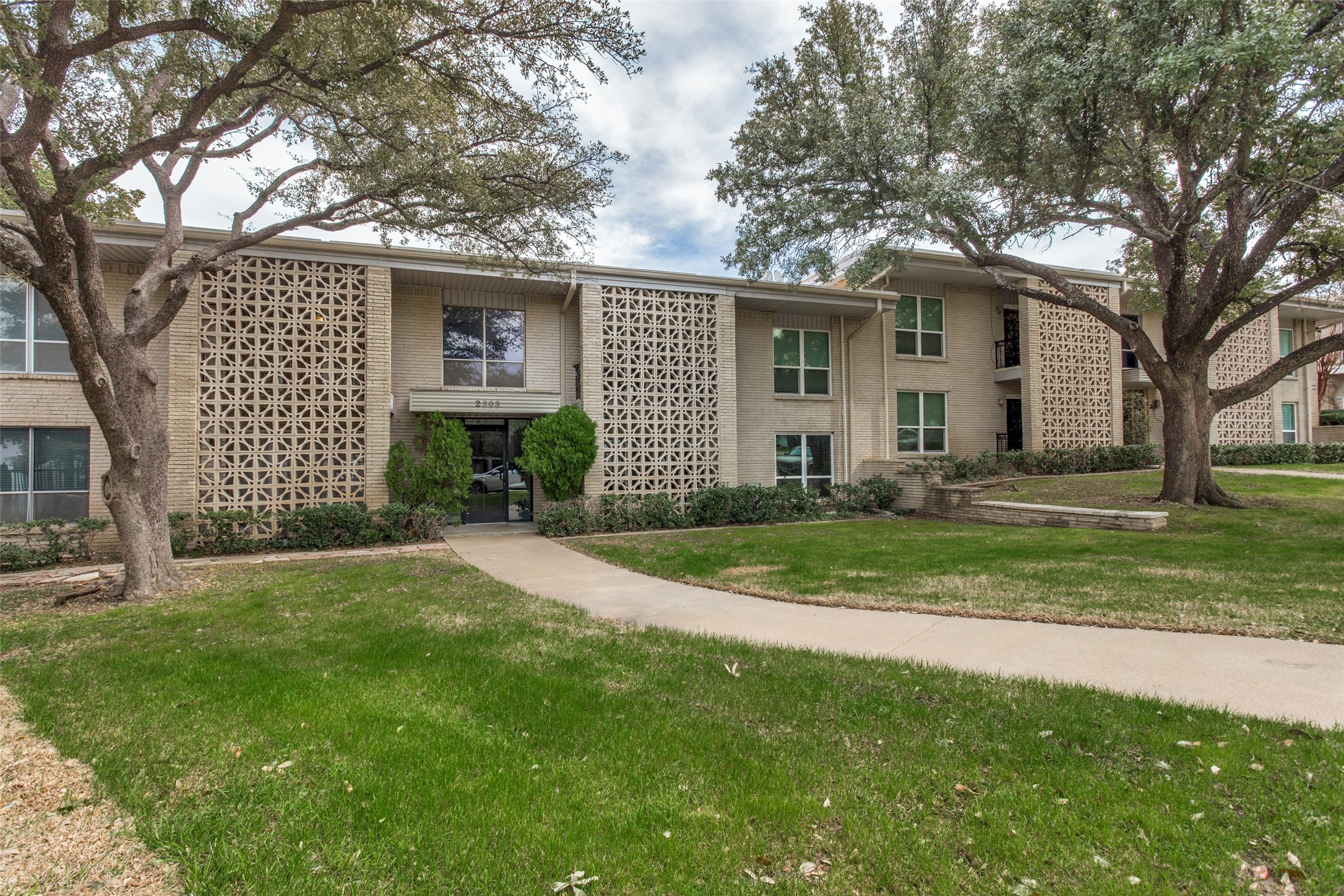 2303 Ridgmar Plaza 30