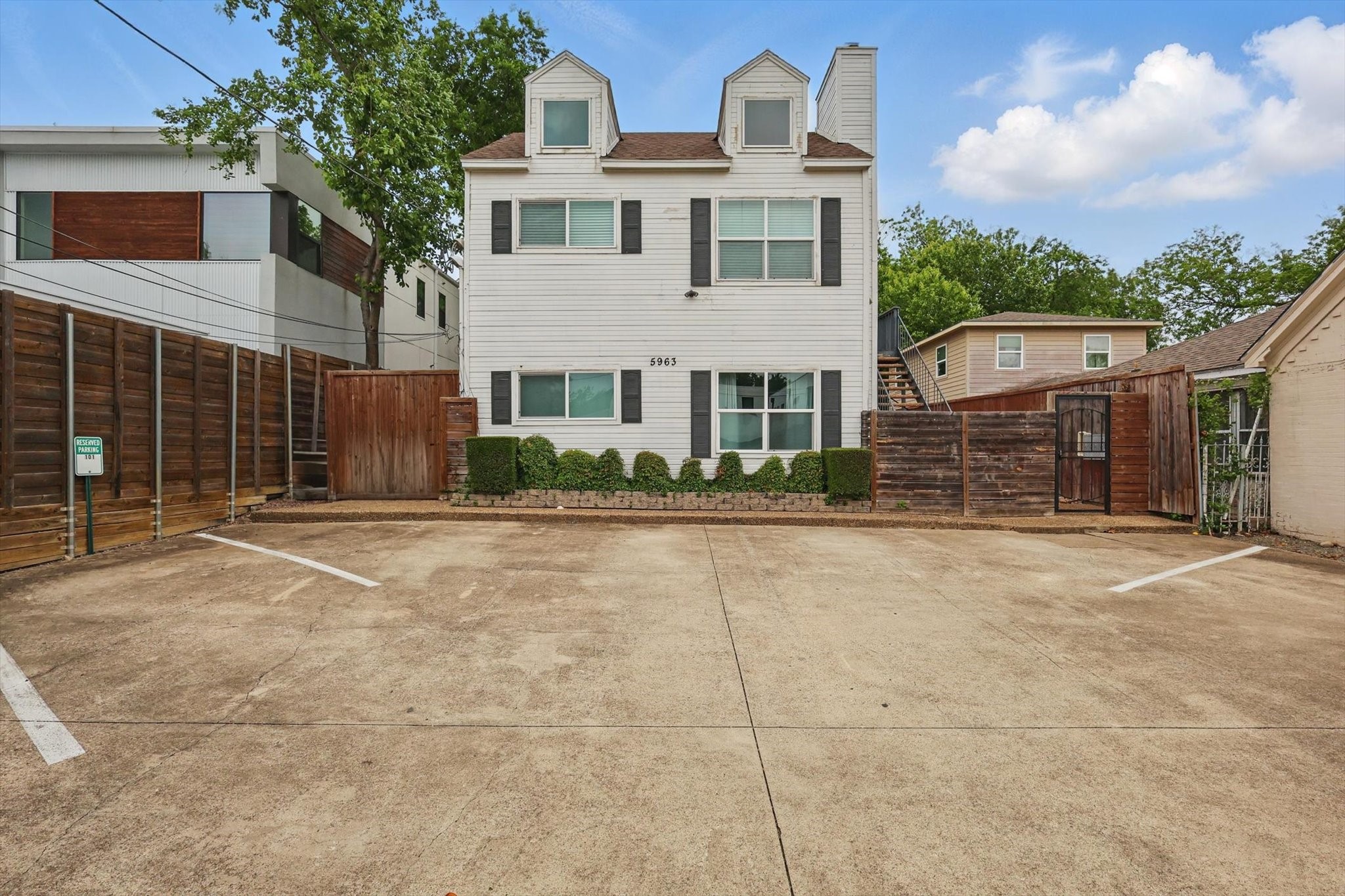 5963 Ross Avenue 202