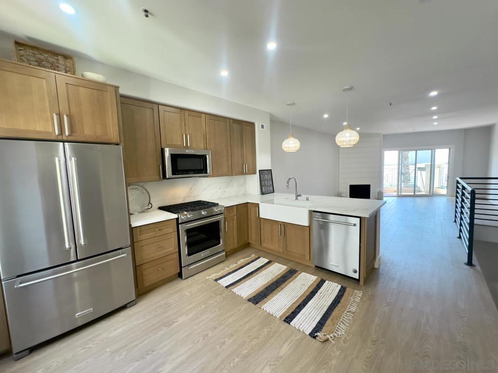 200 Pacific Coast Hwy 323 323