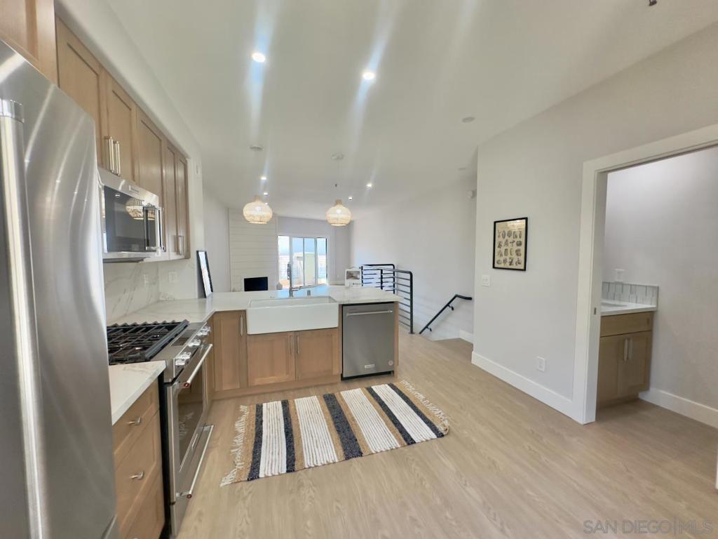 200 Pacific Coast Hwy 323 323