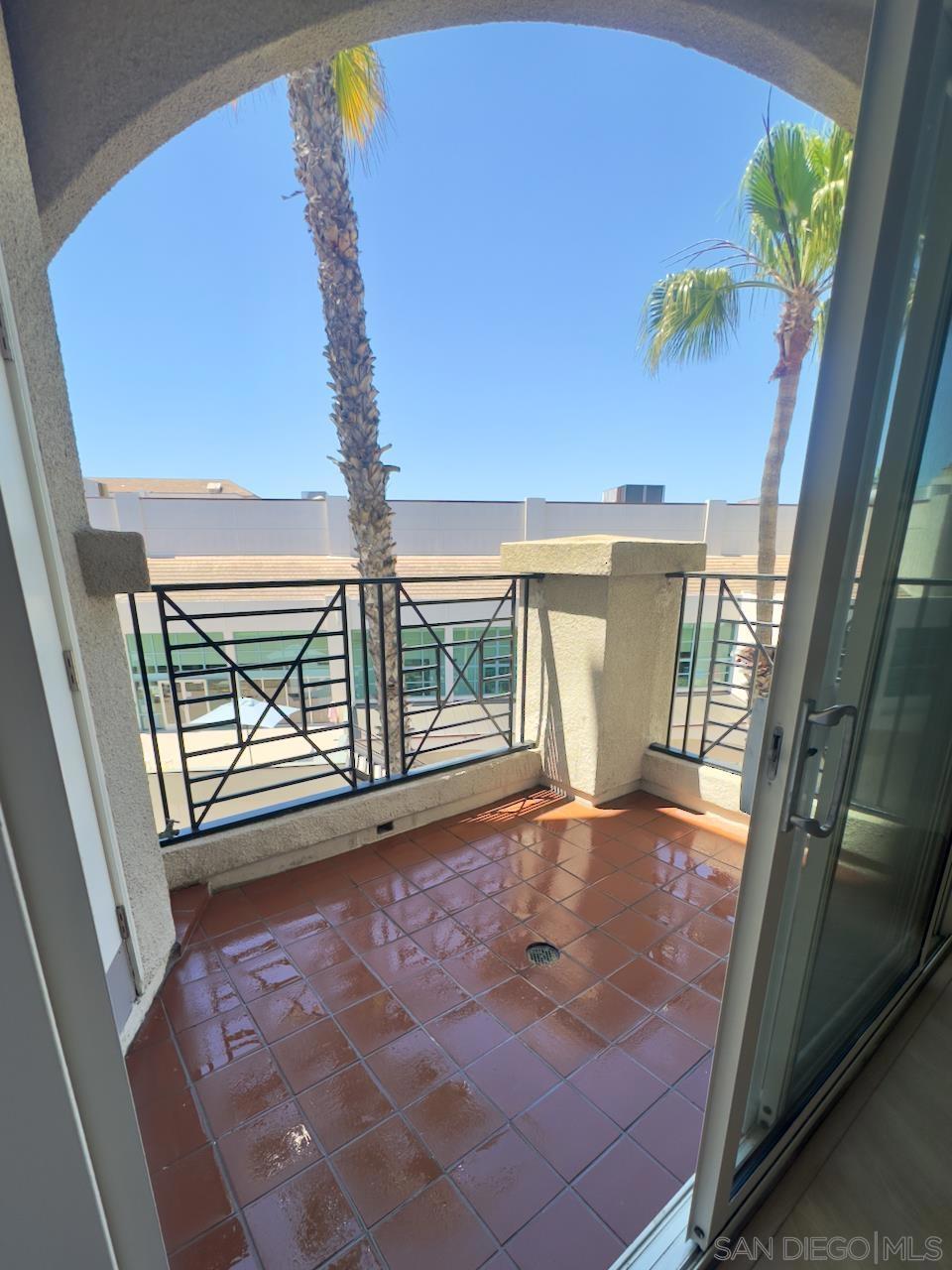 200 Pacific Coast Hwy 323 323