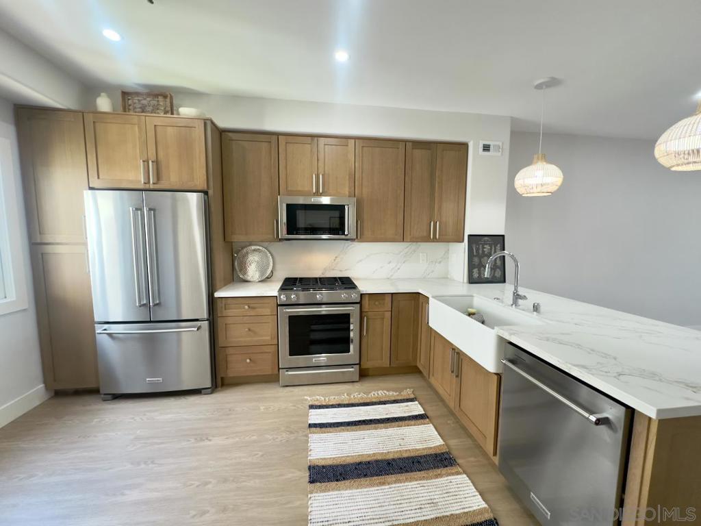 200 Pacific Coast Hwy 323 323